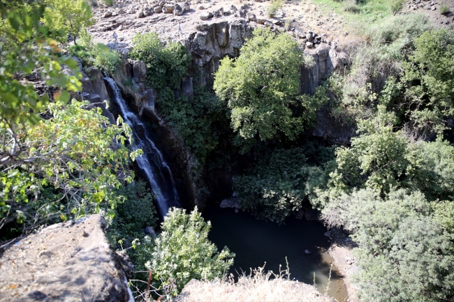Diyarbakır Şeyhandede Şelalesi serinliğiyle dikkat çekiyor